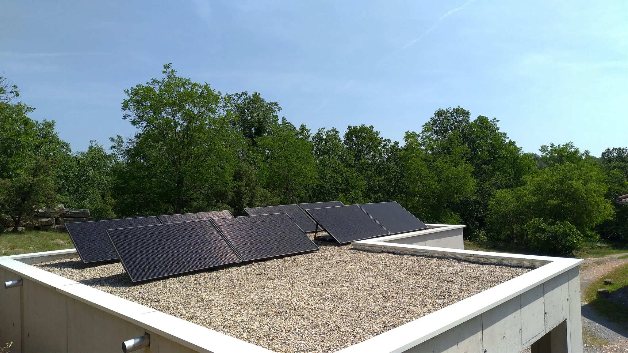 Panneau solaire sur toit plat : Guide, Comparatif, Installation